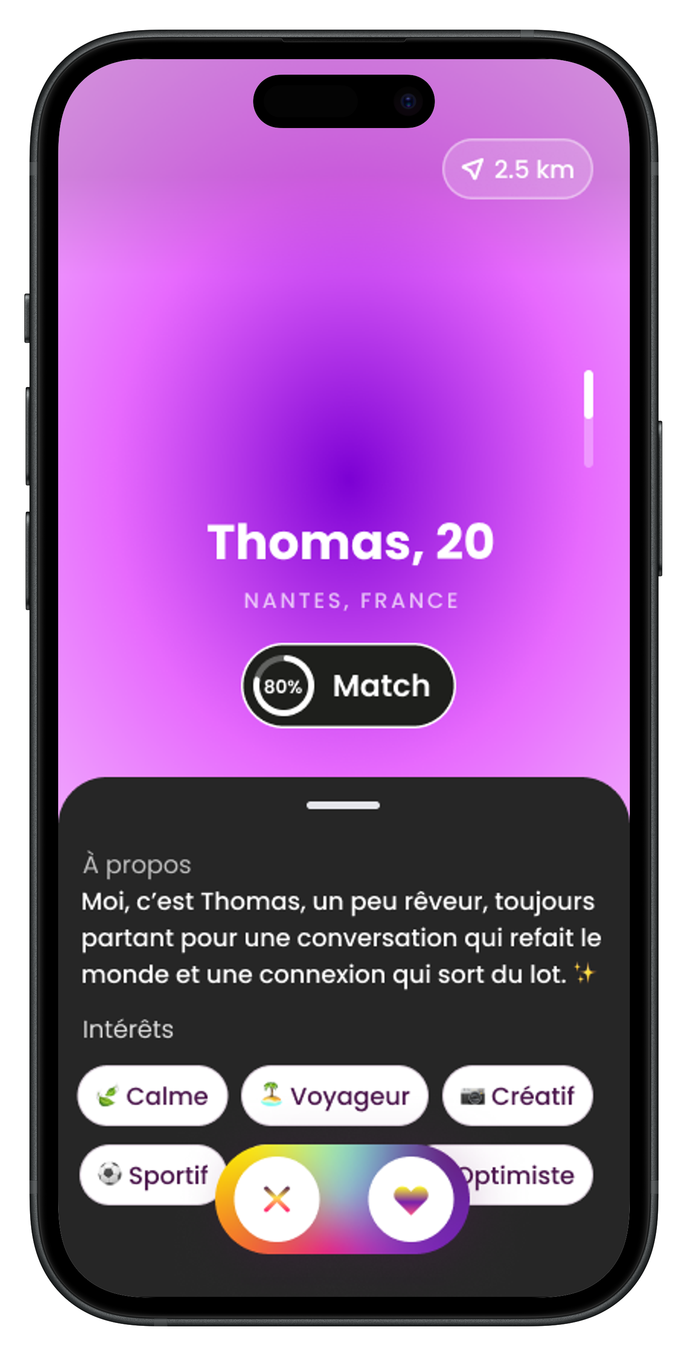 5-portrait Un téléphone montrant l'application de rencontre. Il montre la section profil. Et la possibilité de match ou non.